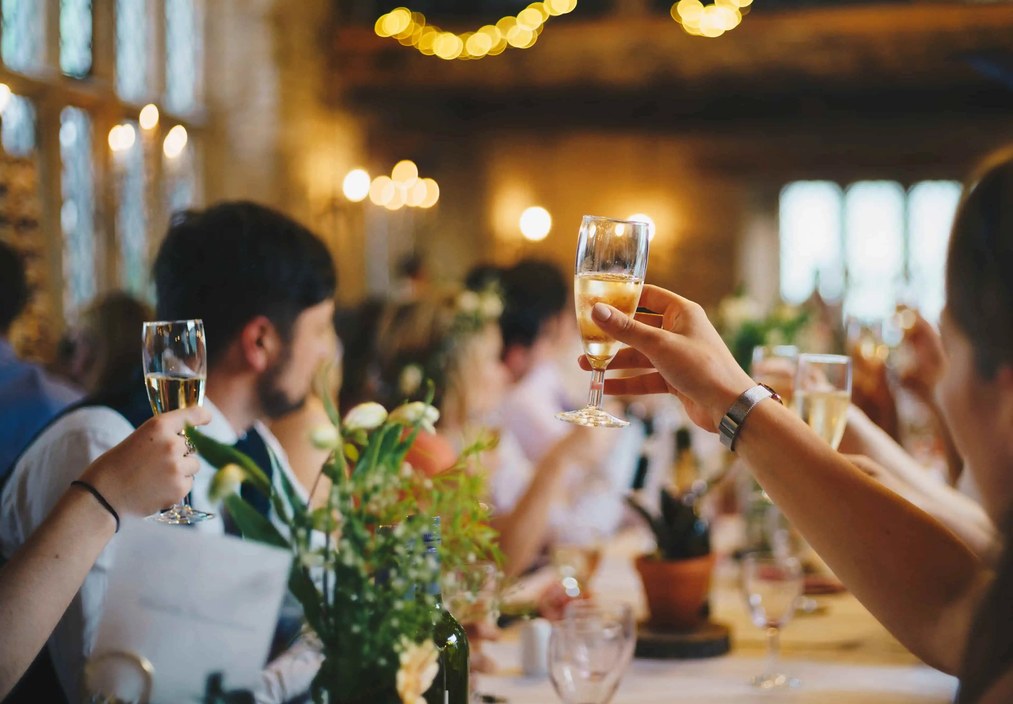 Uroczystość, impreza okolicznościowa, kieliszki, toast